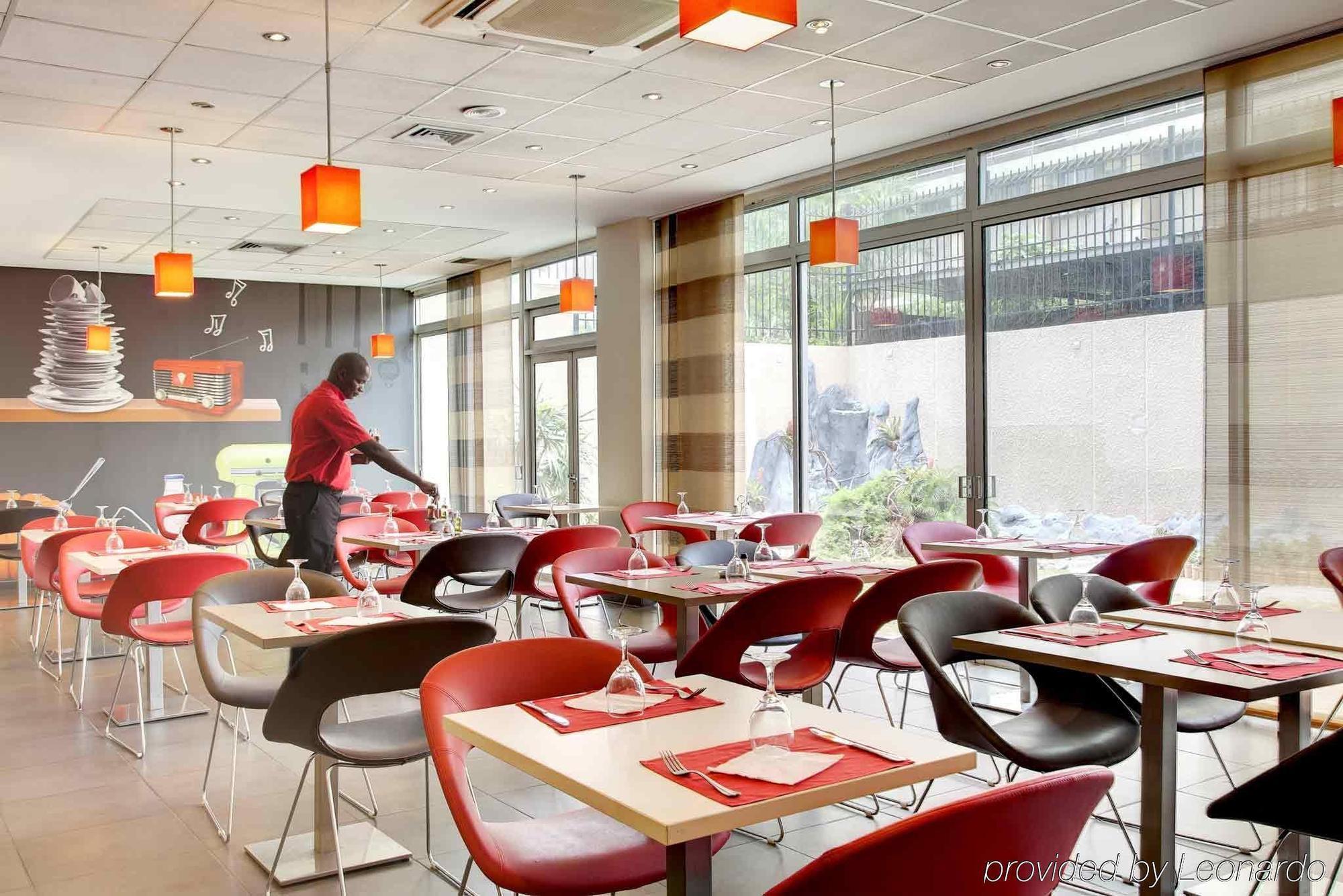 Готель Ibis Styles Abidjan Plateau Ресторан фото